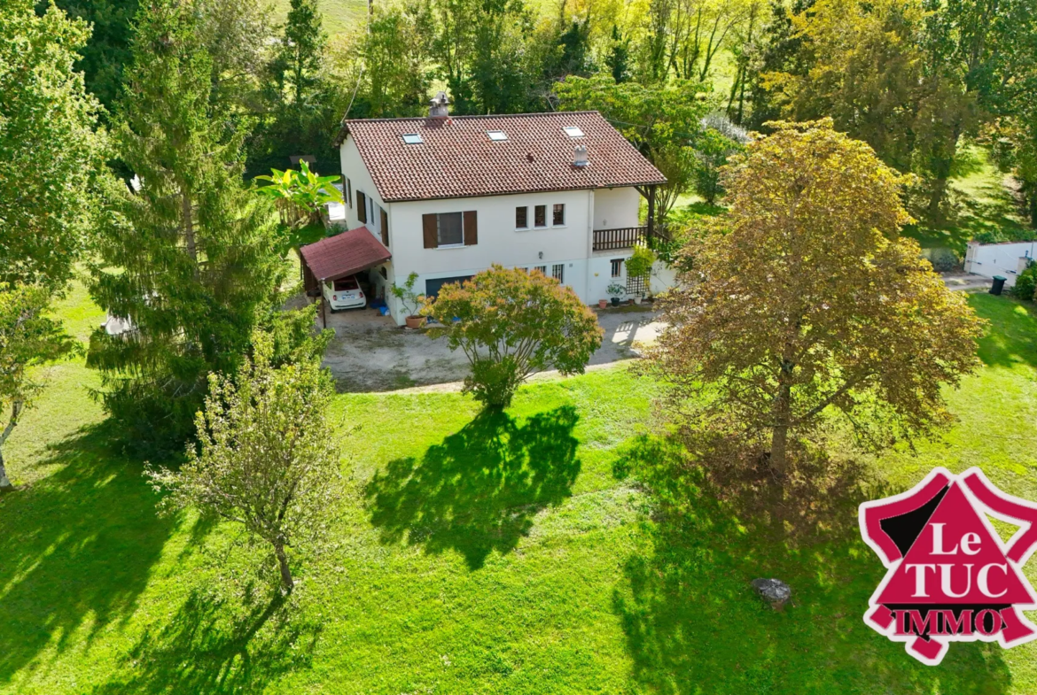 Maison 5 chambres avec piscine et garage à Penne D'Agenais 