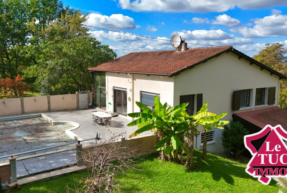 Maison 5 chambres avec piscine et garage à Penne D'Agenais 