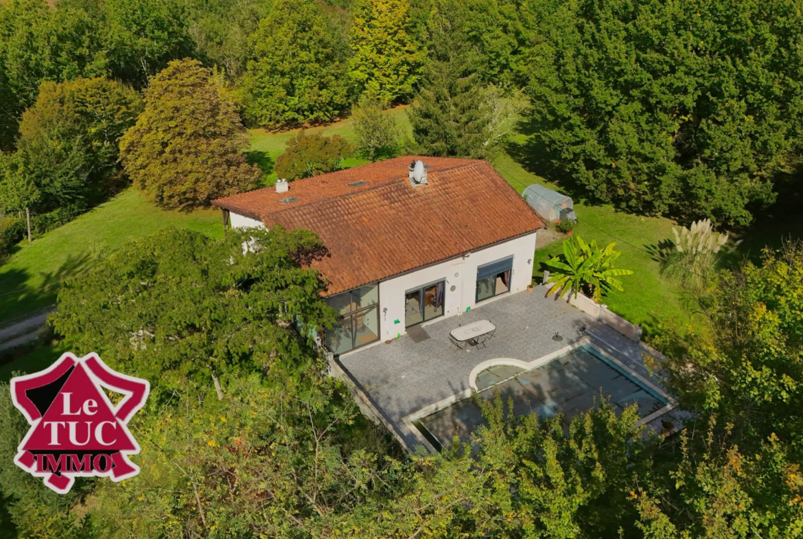 Maison 5 chambres avec piscine et garage à Penne D'Agenais 