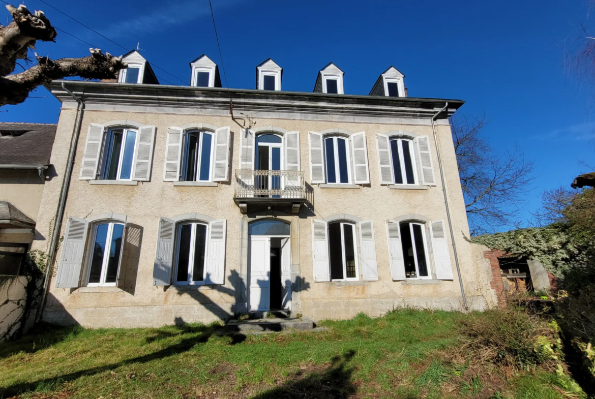 Maison de 207 m² avec combles aménageables à Ossun 