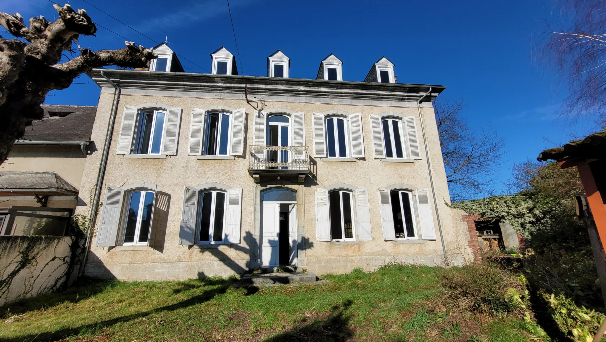 Maison de 207 m² avec combles aménageables à Ossun 