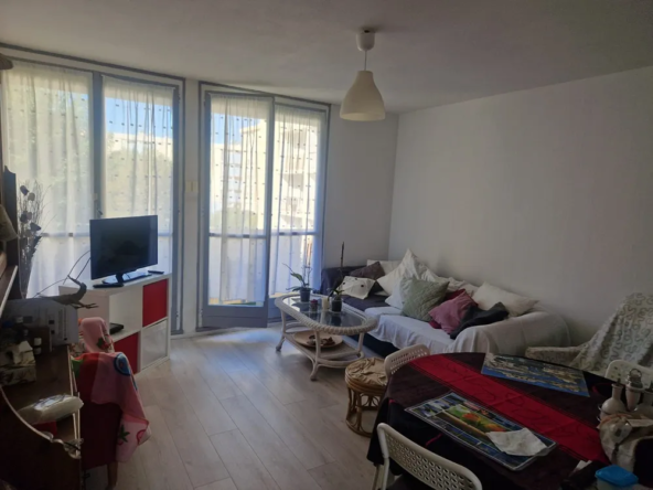 Appartement de type 3 avec balcon et cave à Marignane