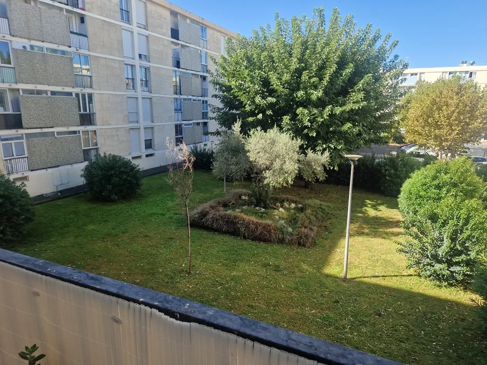 Appartement de type 3 avec balcon et cave à Marignane 