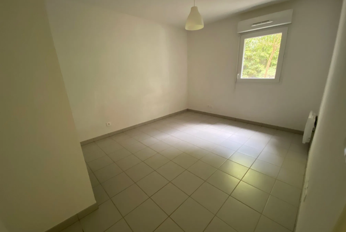 Appartement T2 43m² avec terrasse et parking à Nîmes 