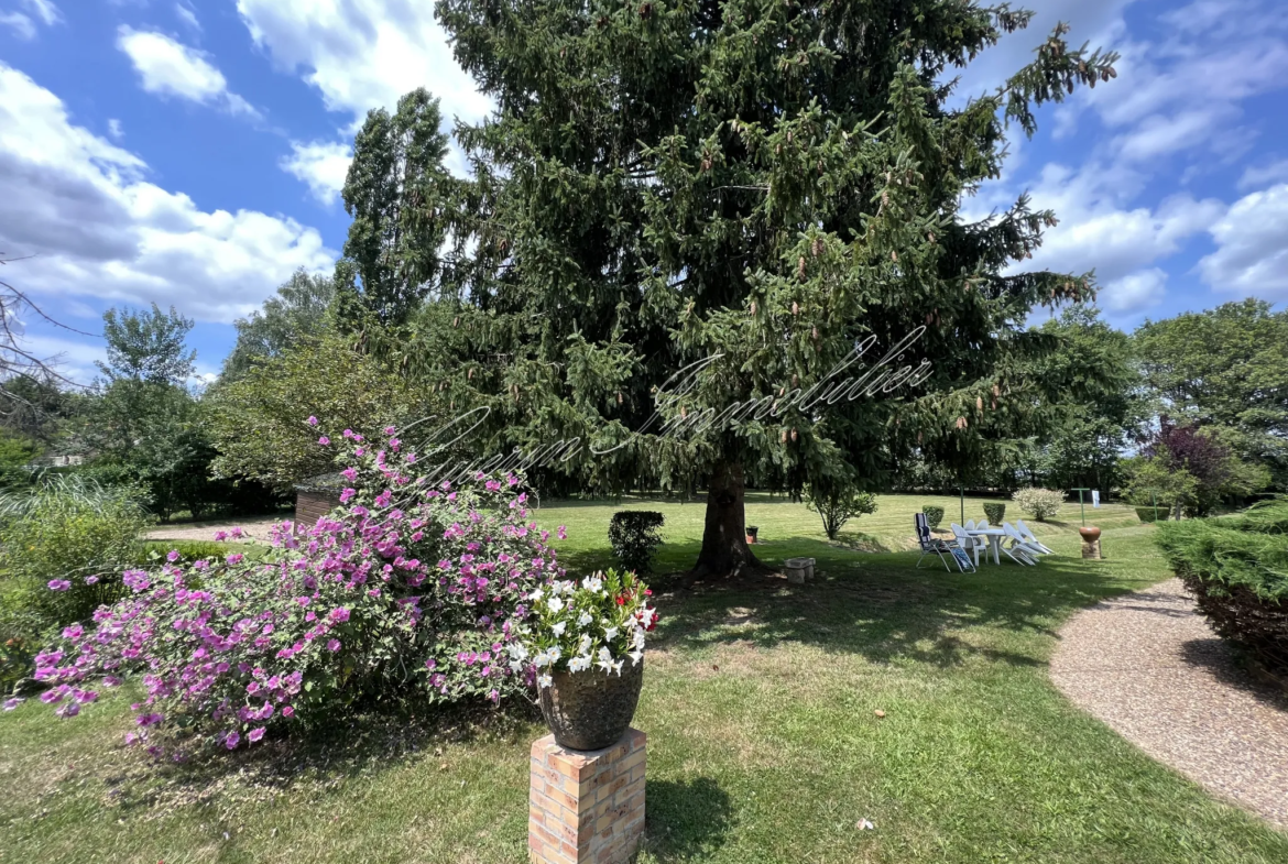 Maison Lumineuse avec Grand Terrain à La Guerche-Sur-L'Aubois 