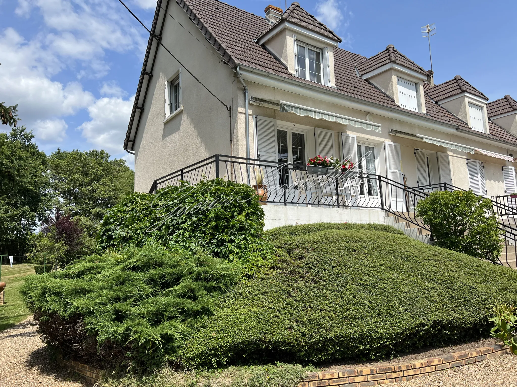 Maison Lumineuse avec Grand Terrain à La Guerche-Sur-L'Aubois 