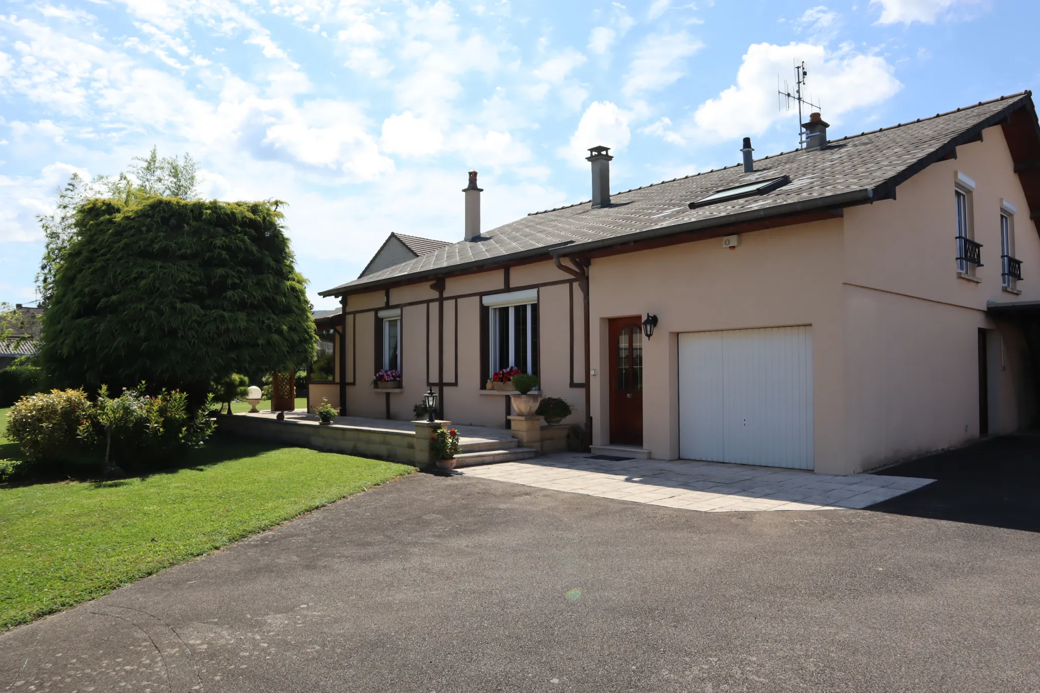 Maison familiale avec bel extérieur à Autun 