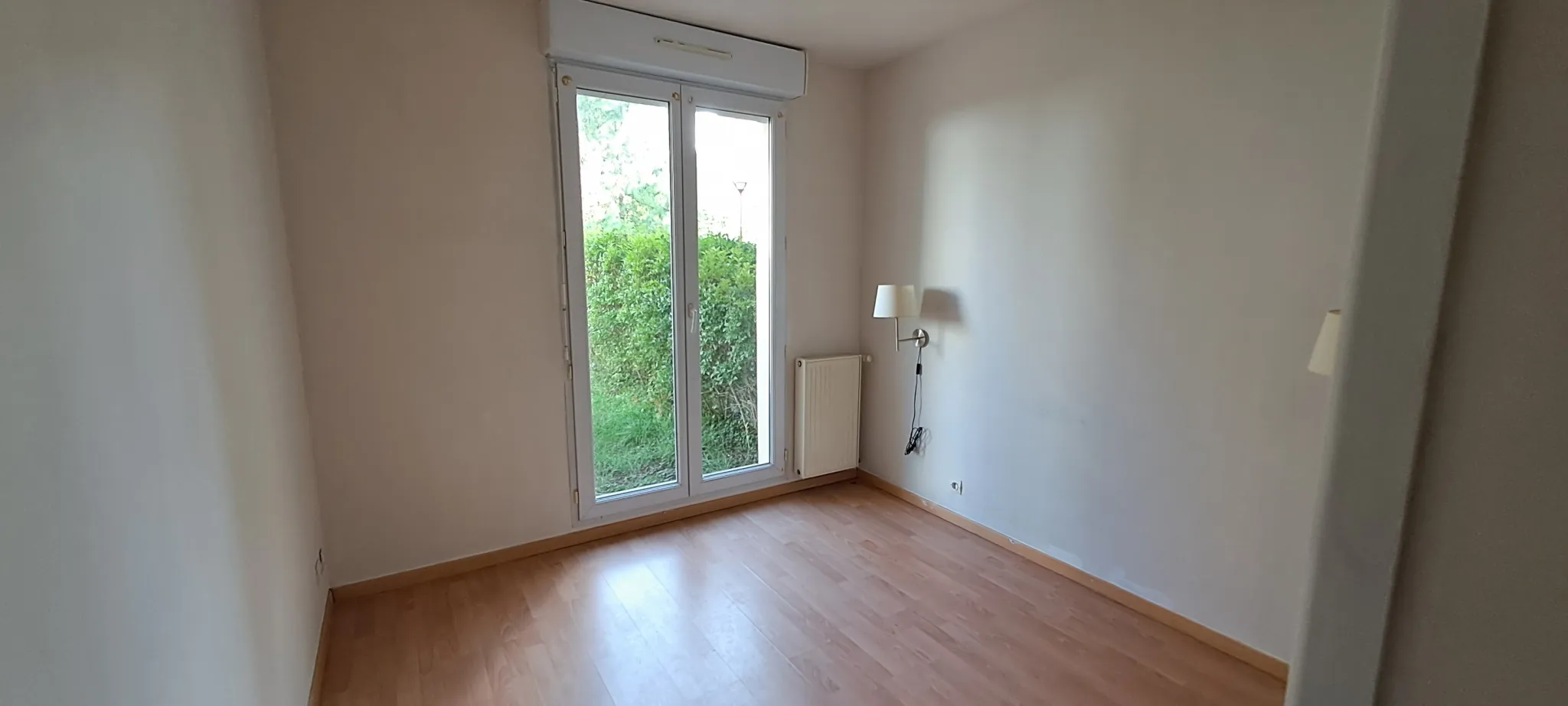 À Dourdan, appartement 2 pièces en rez-de-jardin avec jardin et parking 