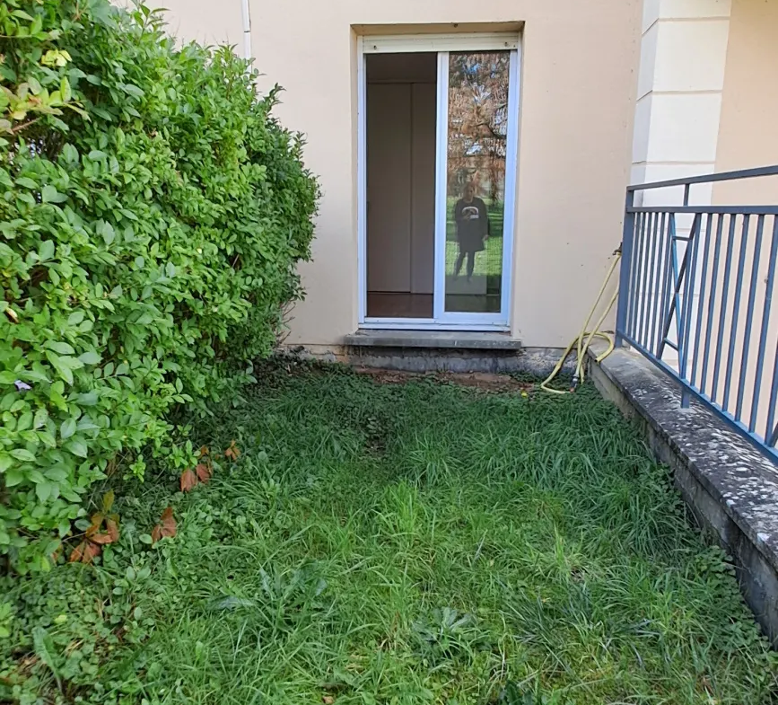 À Dourdan, appartement 2 pièces en rez-de-jardin avec jardin et parking 