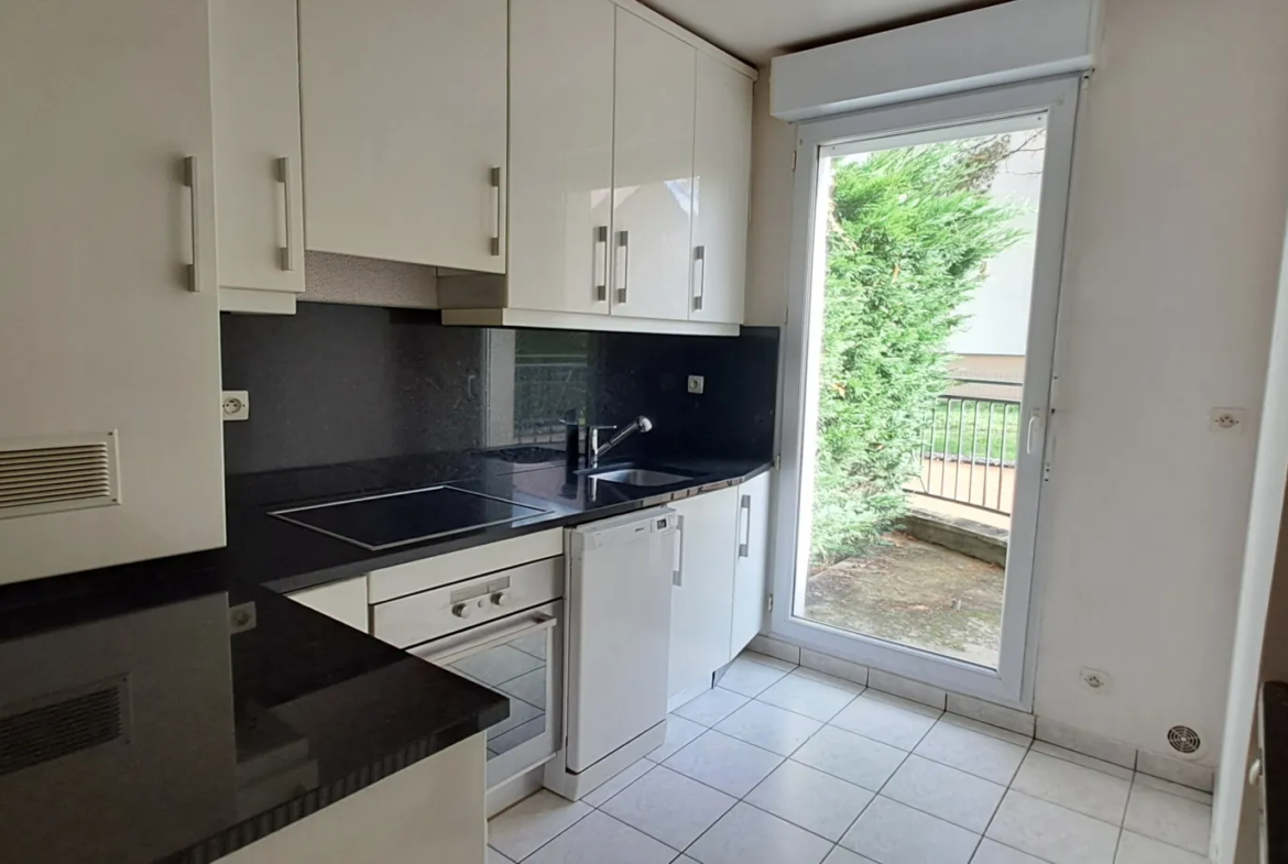 À Dourdan, appartement 2 pièces en rez-de-jardin avec jardin et parking 