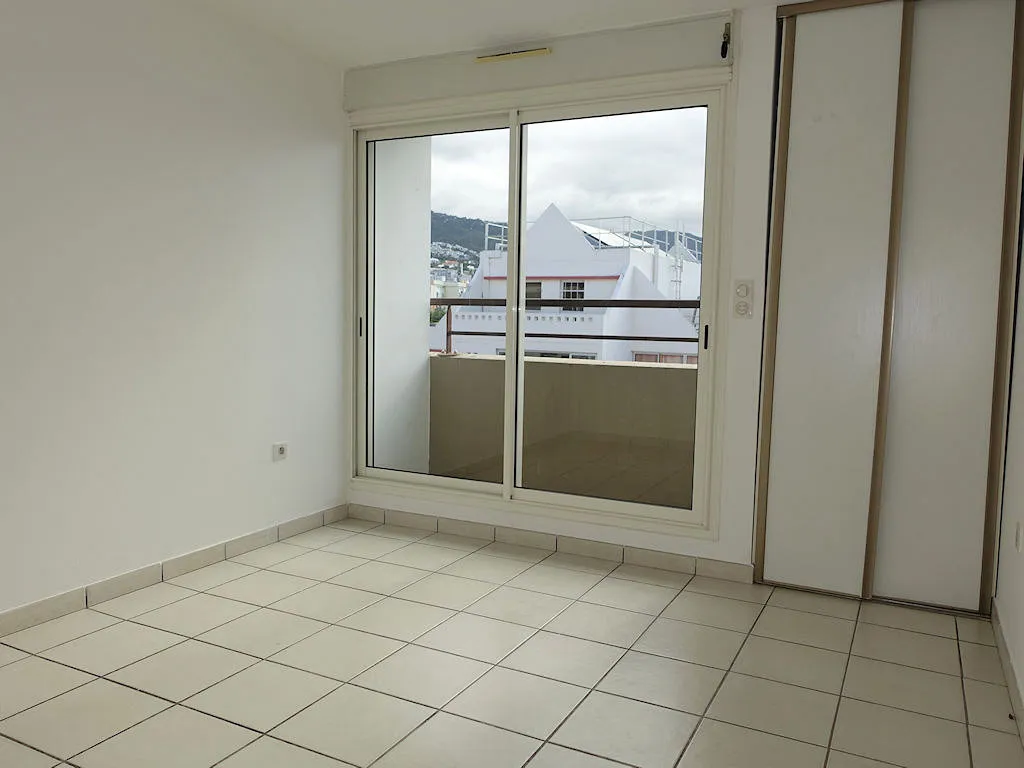 Appartement T3 de 63m2 à Ste Clotilde avec vue mer et montagne 