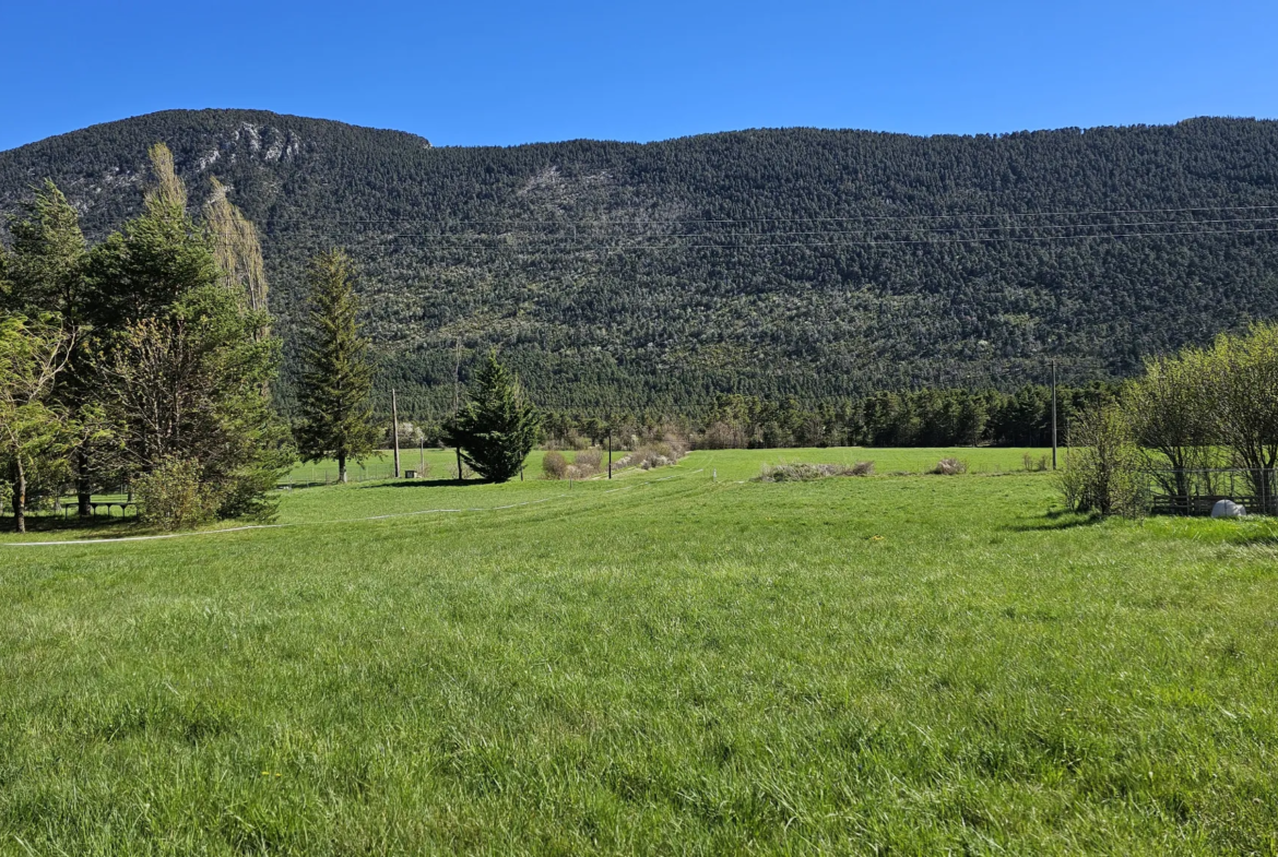 Terrain constructible à Valderoure avec vue dégagée 