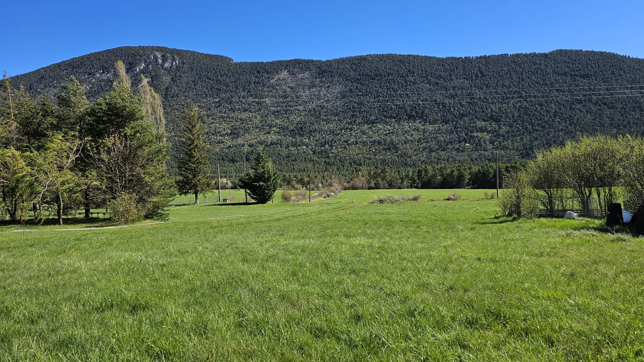 Terrain constructible à Valderoure avec vue dégagée 