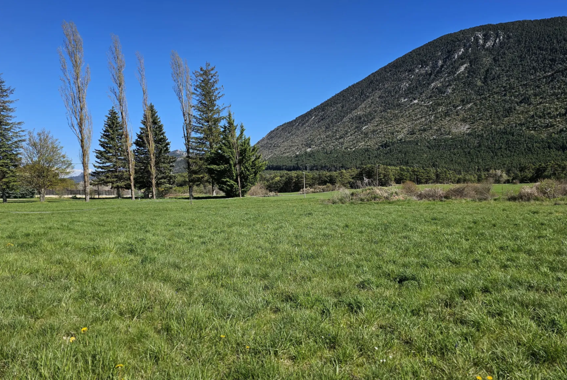 Terrain constructible à Valderoure avec vue dégagée 