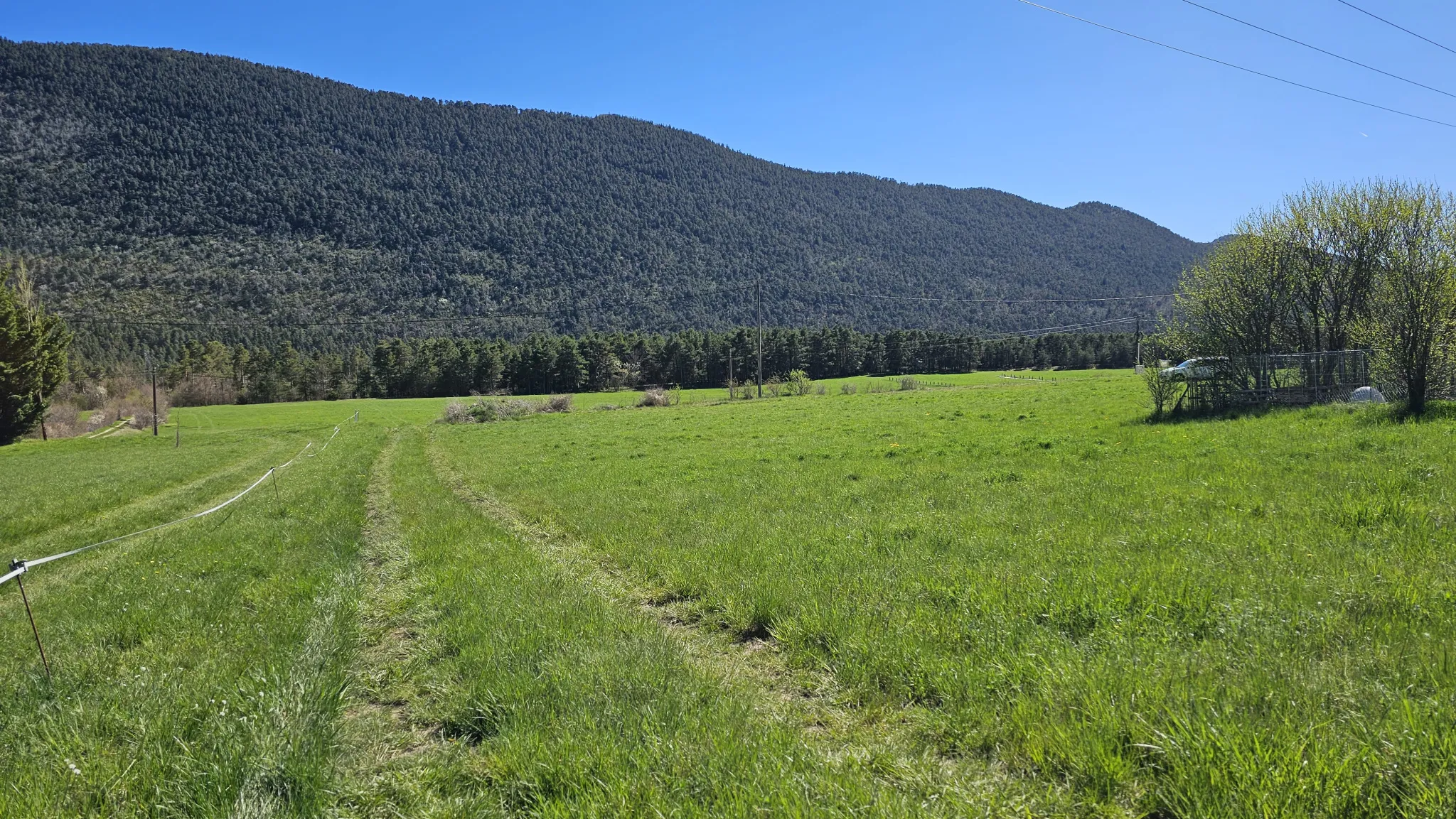 Terrain constructible à Valderoure avec vue dégagée 