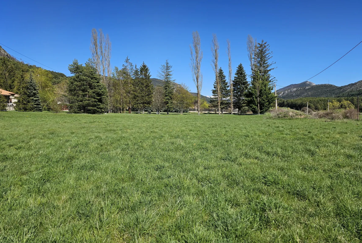 Terrain constructible à Valderoure avec vue dégagée 