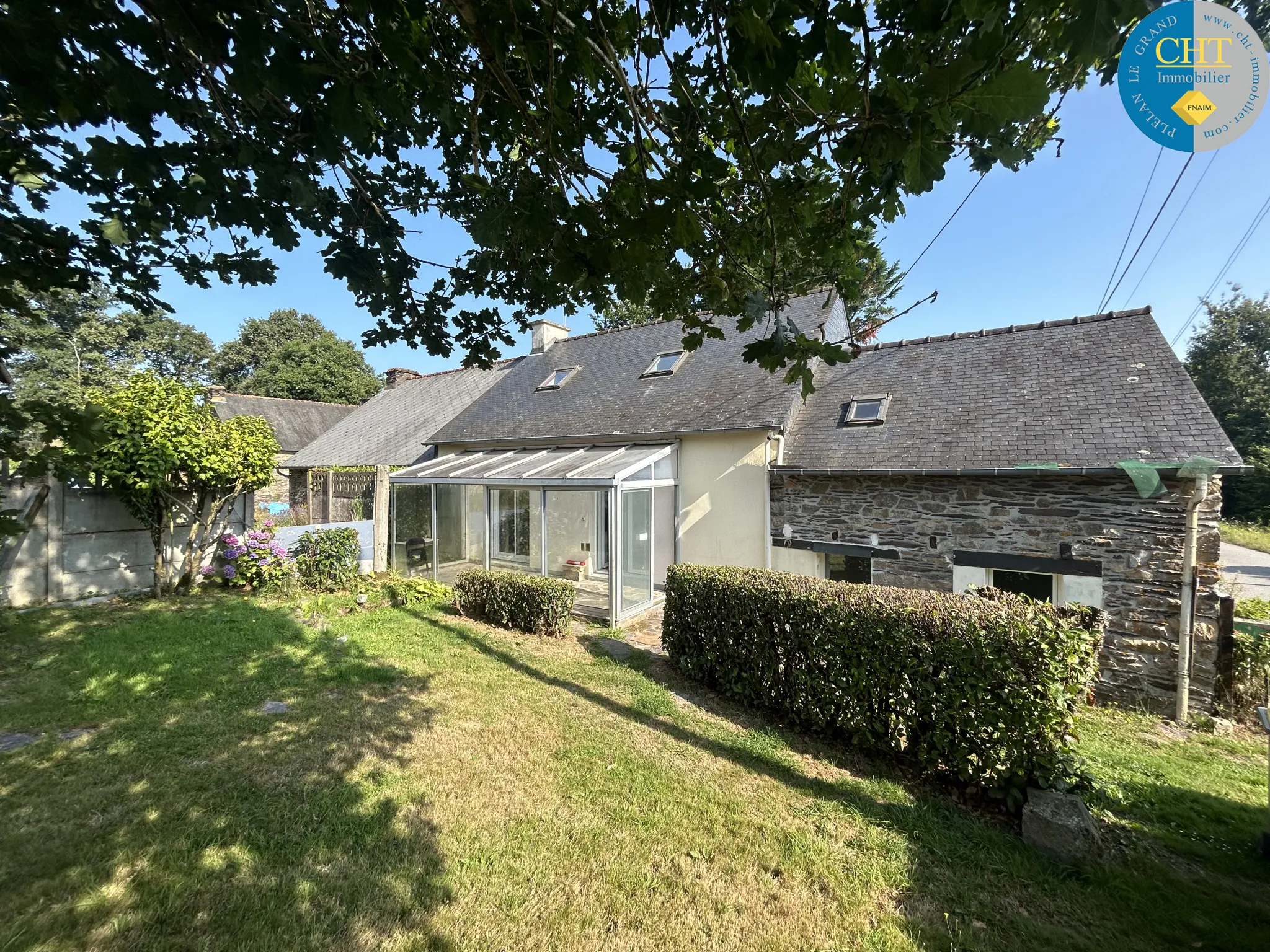 Maison en pierres rénovée avec 3 chambres à Monteneuf 