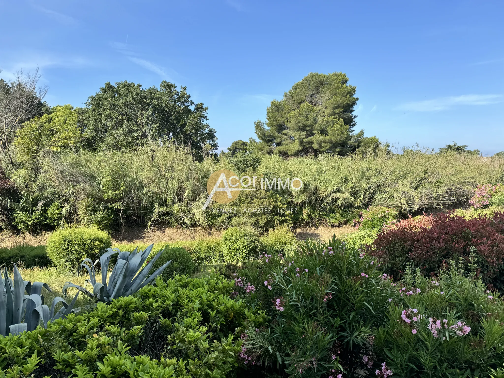 Studio lumineux de 31m2 à Sanary sur mer avec place de parking 