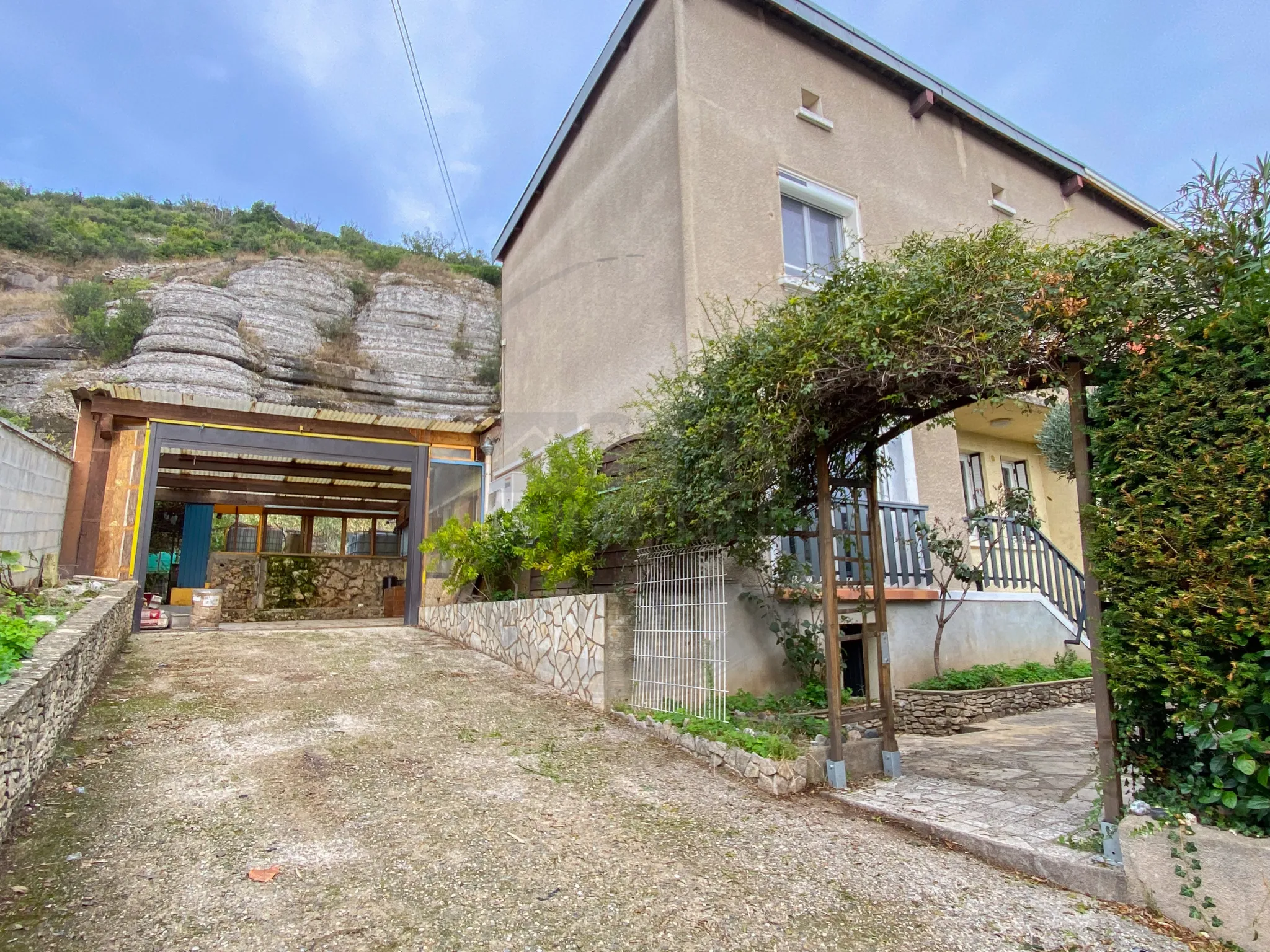 Maison mitoyenne rénovée avec 2 chambres - Le Pouzin 