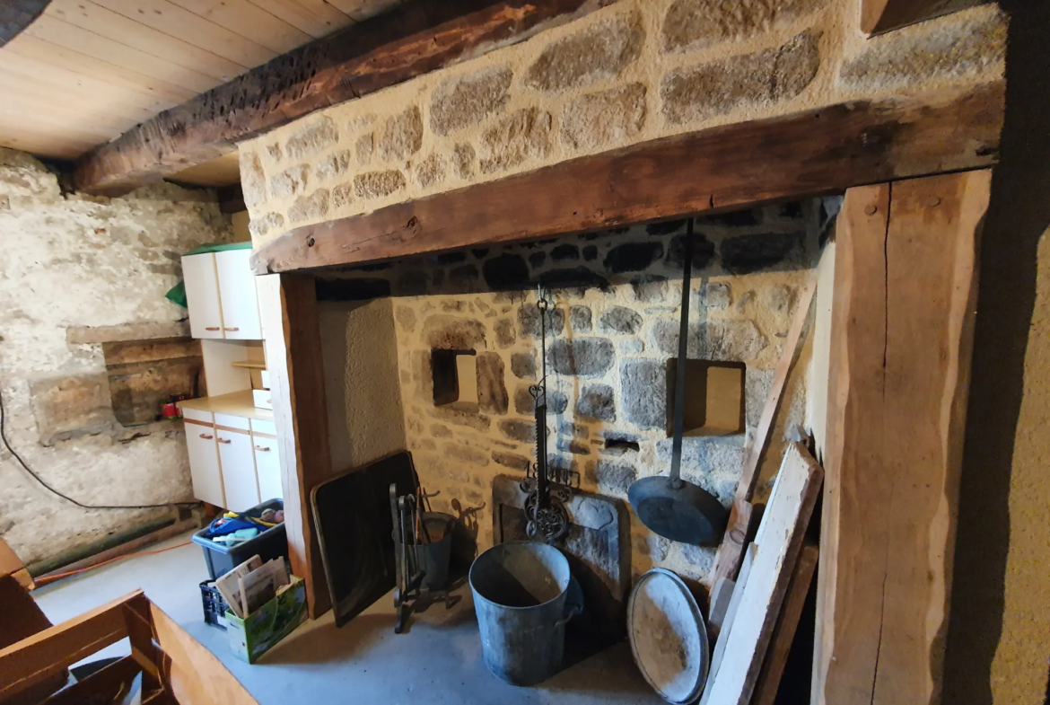 Maison de village en pierres à rénover à La Roche Canillac 