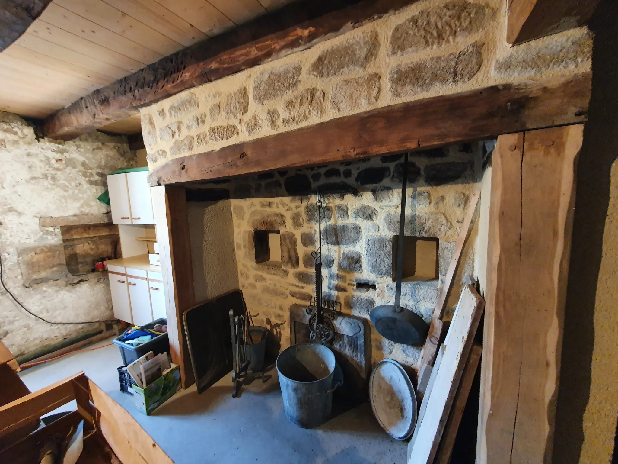 Maison de village en pierres à rénover à La Roche Canillac 