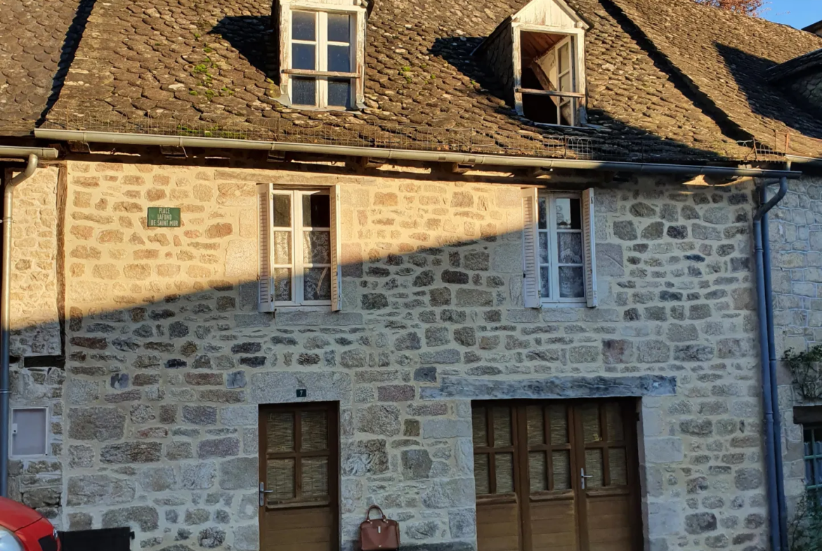 Maison de village en pierres à rénover à La Roche Canillac 