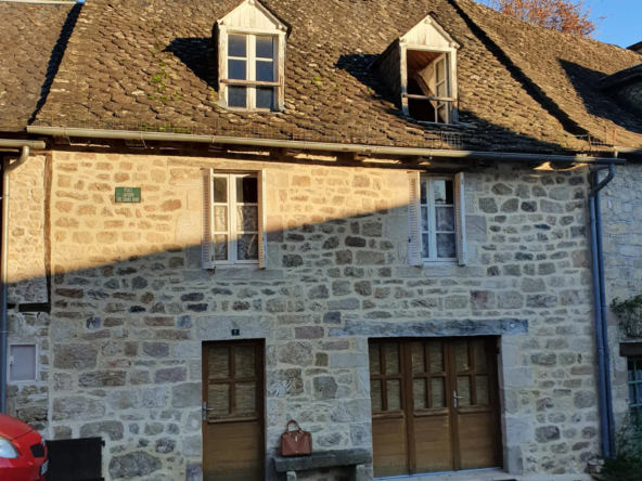 Maison de village en pierres à rénover à La Roche Canillac