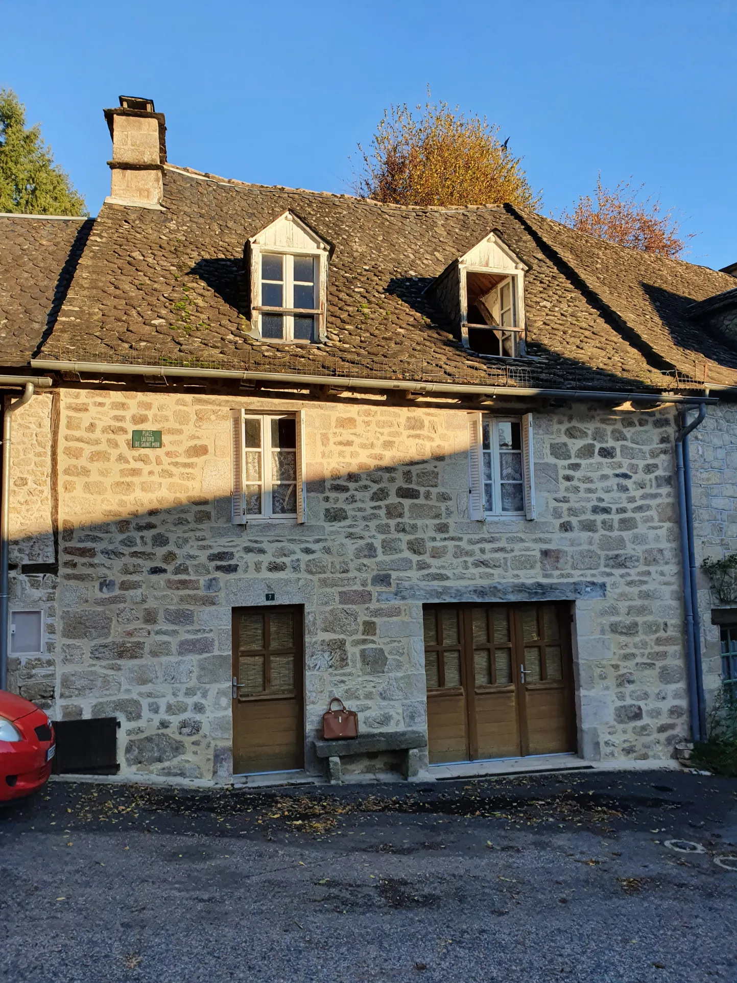 Maison de village en pierres à rénover à La Roche Canillac 