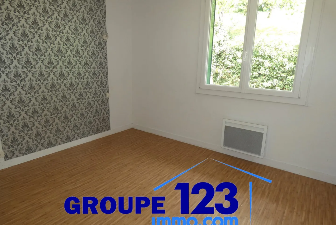 Ensemble immobilier avec 3 appartements et potentiel à Laroche St Cydroine 