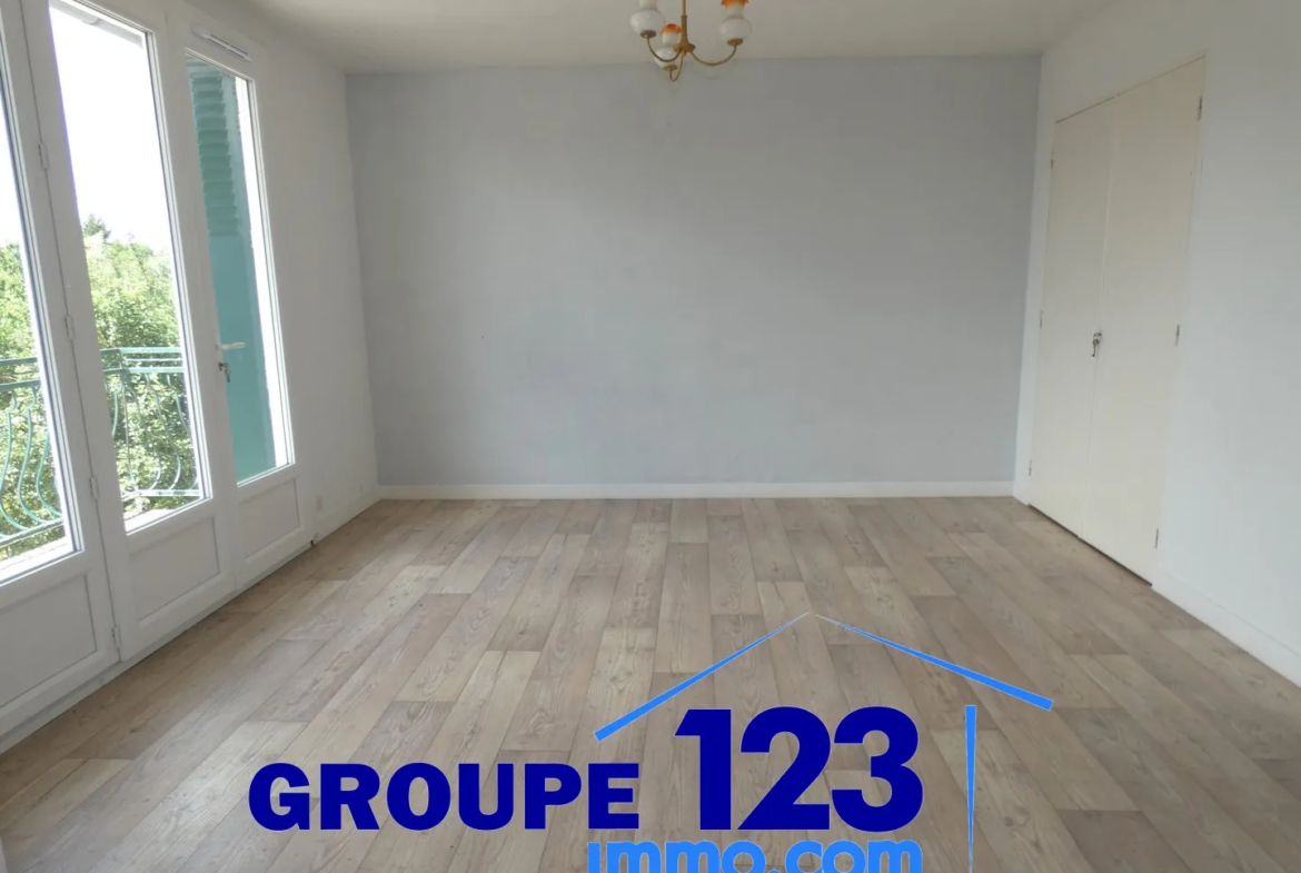 Ensemble immobilier avec 3 appartements et potentiel à Laroche St Cydroine 