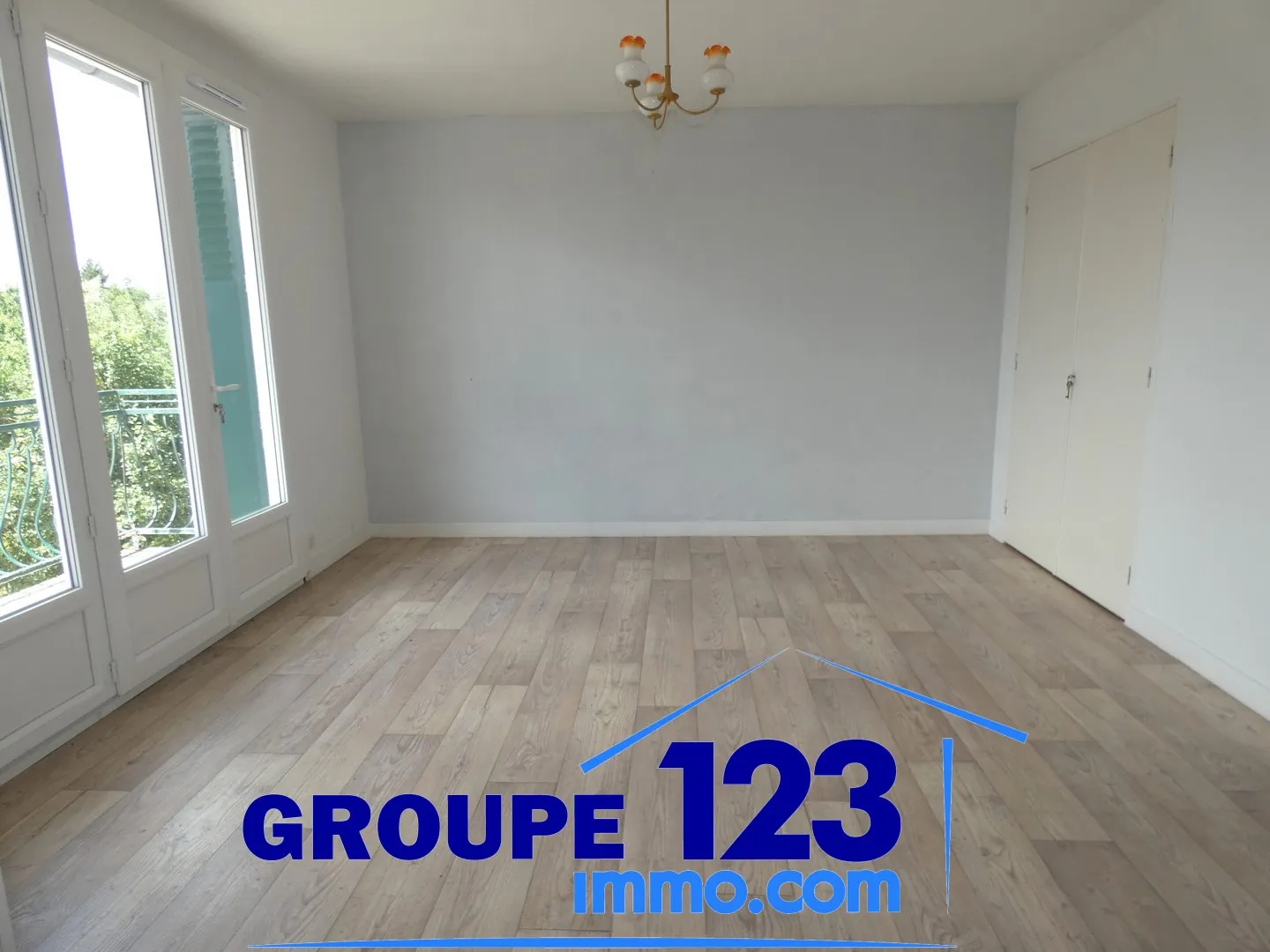 Ensemble immobilier avec 3 appartements et potentiel à Laroche St Cydroine 