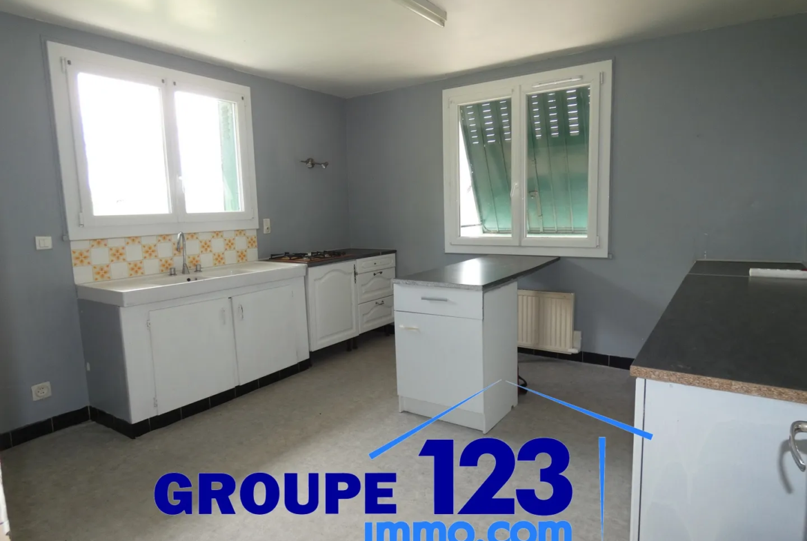 Ensemble immobilier avec 3 appartements et potentiel à Laroche St Cydroine 