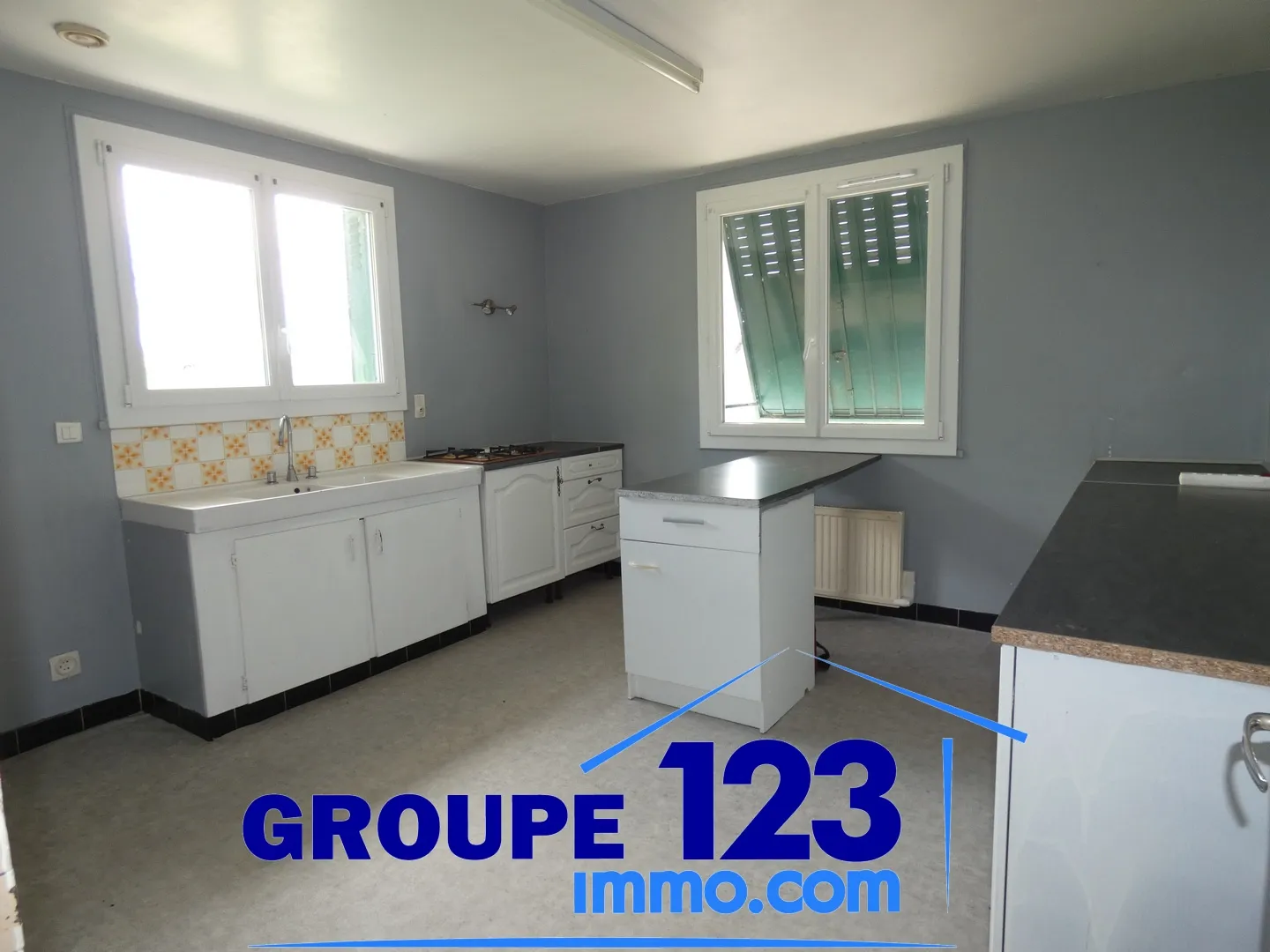 Ensemble immobilier avec 3 appartements et potentiel à Laroche St Cydroine 