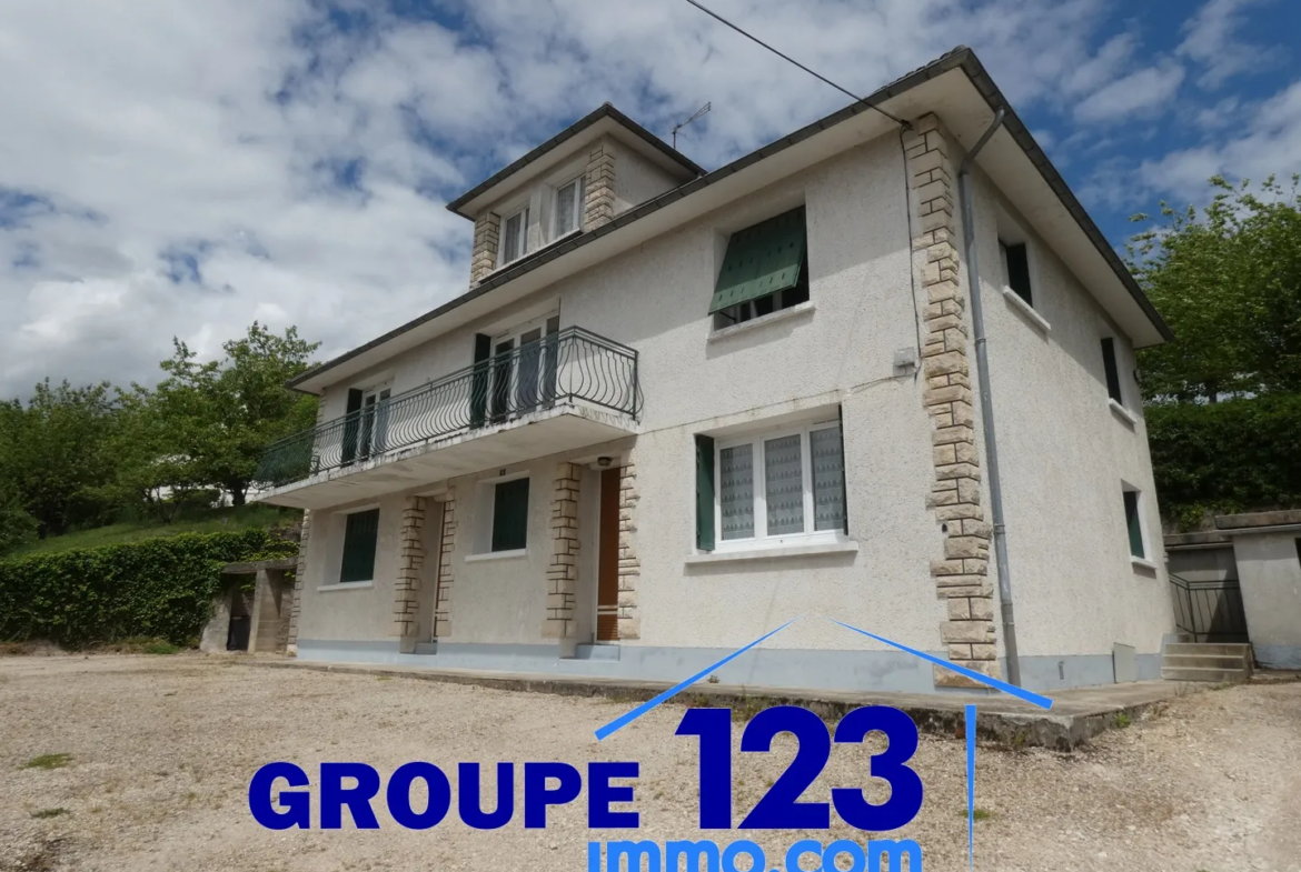 Ensemble immobilier avec 3 appartements et potentiel à Laroche St Cydroine 