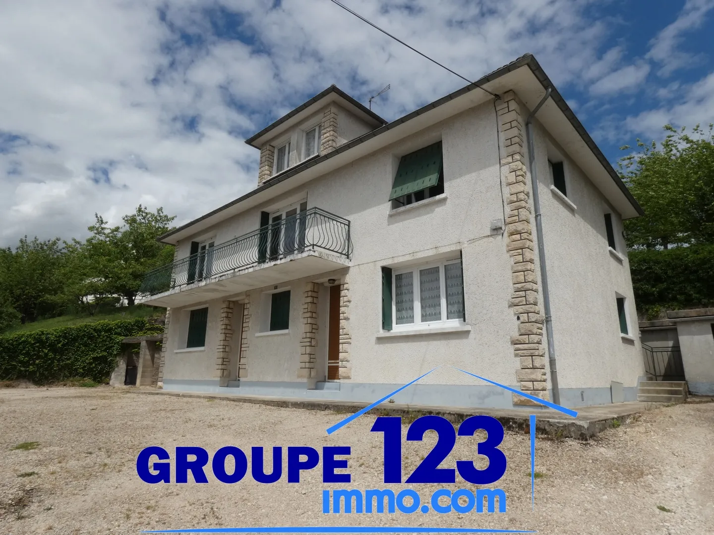 Ensemble immobilier avec 3 appartements et potentiel à Laroche St Cydroine 