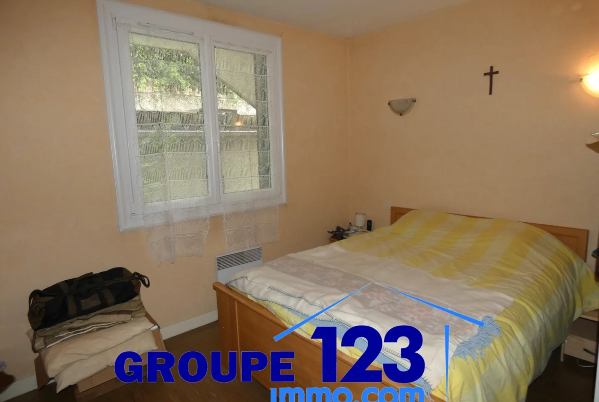 Ensemble immobilier avec 3 appartements et potentiel à Laroche St Cydroine 