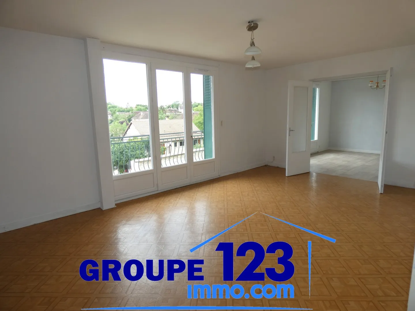 Ensemble immobilier avec 3 appartements et potentiel à Laroche St Cydroine 