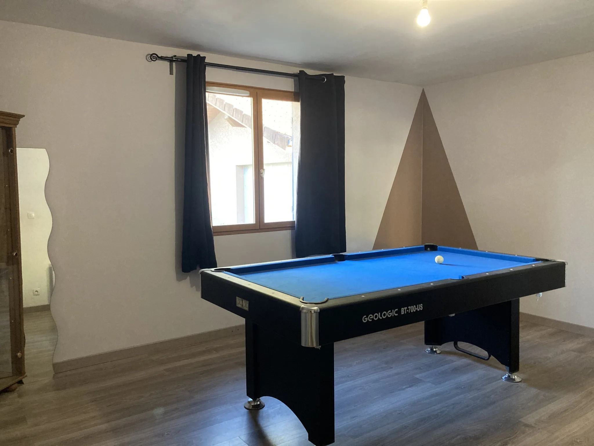 À La Balme les Grottes - Villa T7 de 130 m² avec 6 chambres sur 911 m² de terrain 