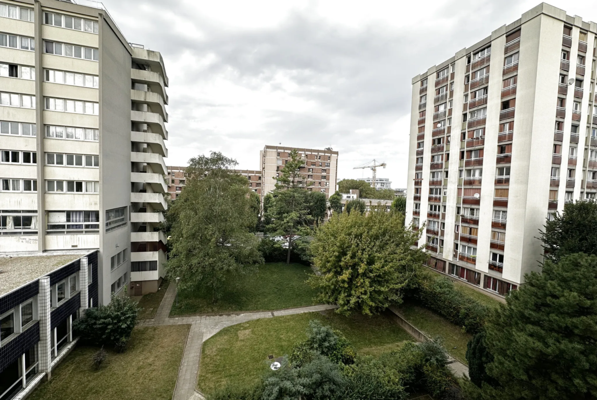 Appartement deux pièces à vendre à Pantin avec cave et parking 