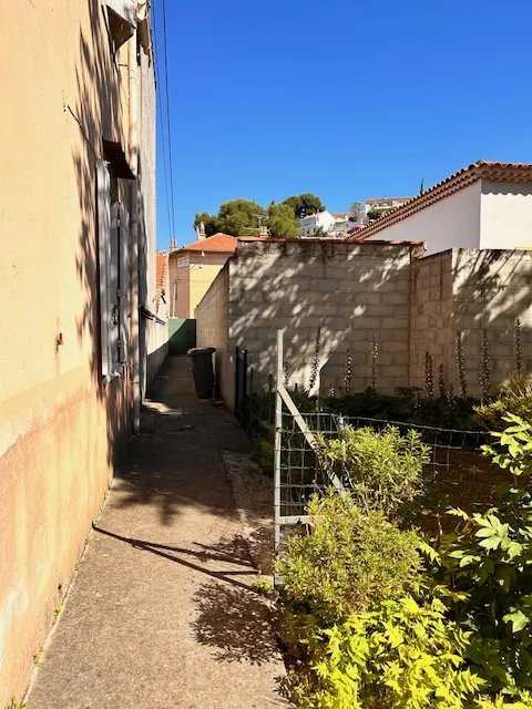 Maison avec jardin dans une impasse au calme à Toulon Ouest 