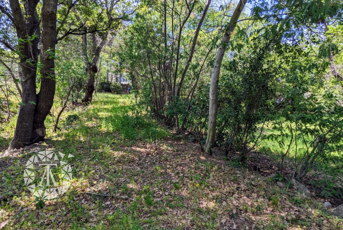 Grand terrain constructible à Laroque des Albères avec vue 