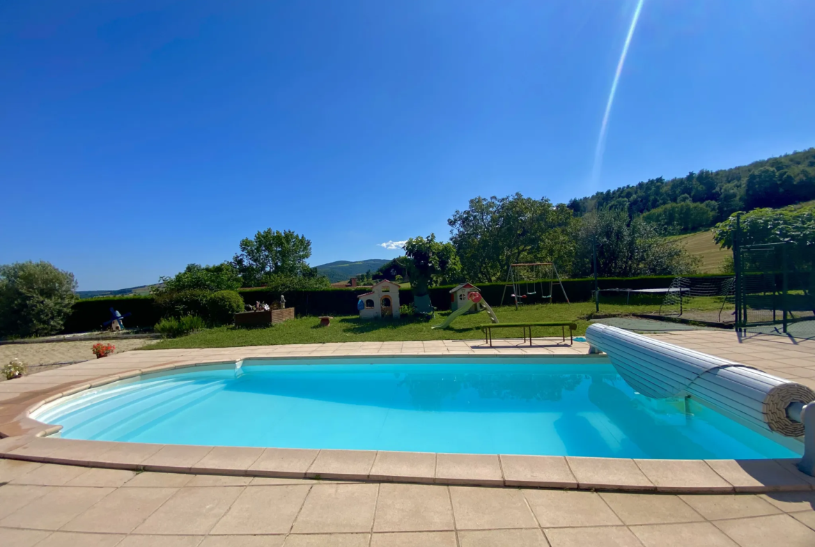 Maison d'exception à Bourg Argental avec vue sur la campagne 