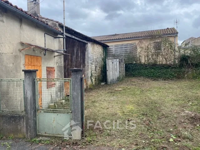 Maison à rénover avec grange à La Couronne 