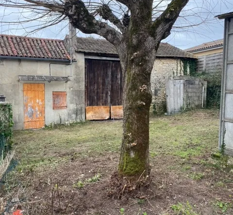 Maison à rénover avec grange à La Couronne