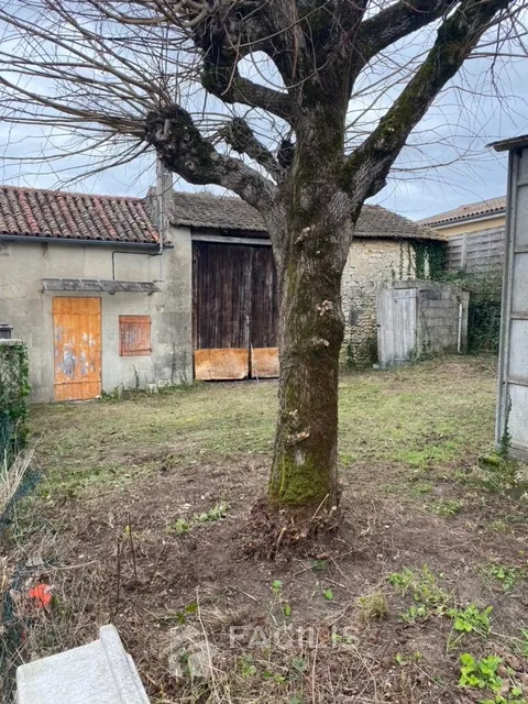 Maison à rénover avec grange à La Couronne 