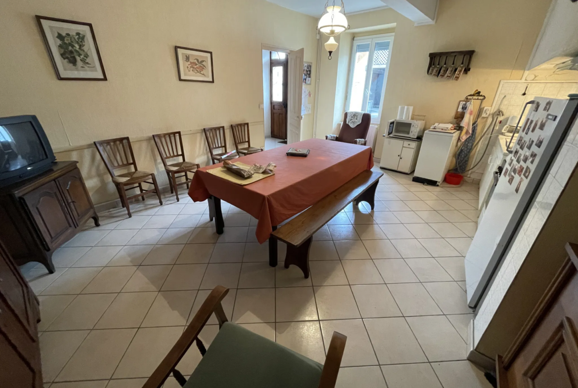 À vendre : charmante maison ancienne avec 4 chambres à Odos 