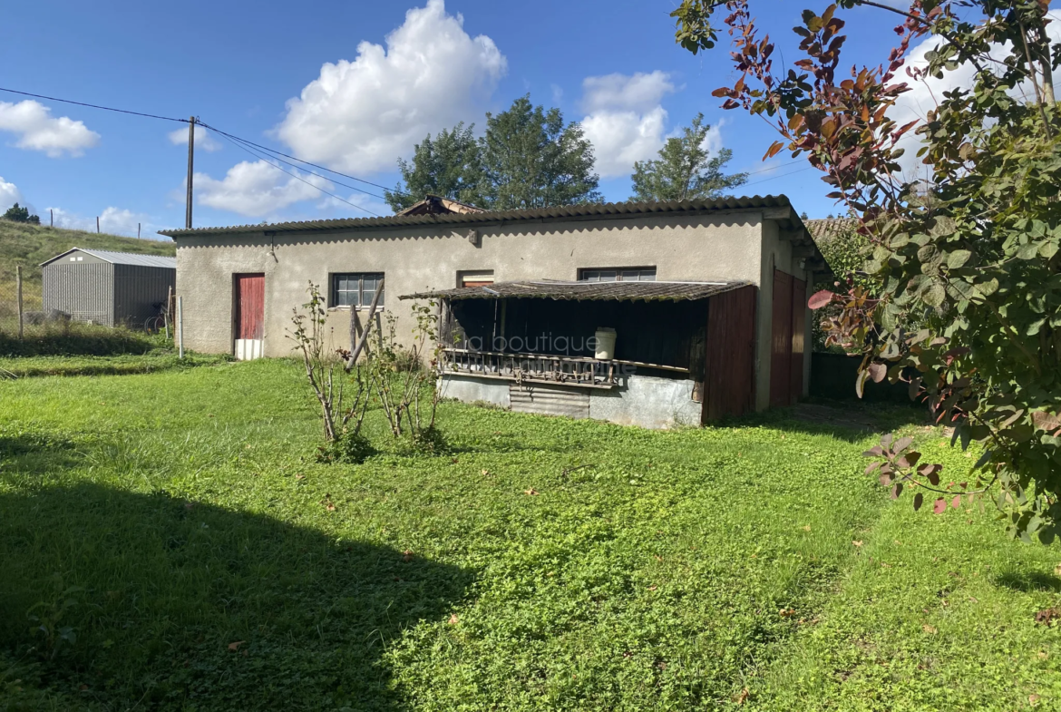 Maison à rénover au bord du canal à Hure 