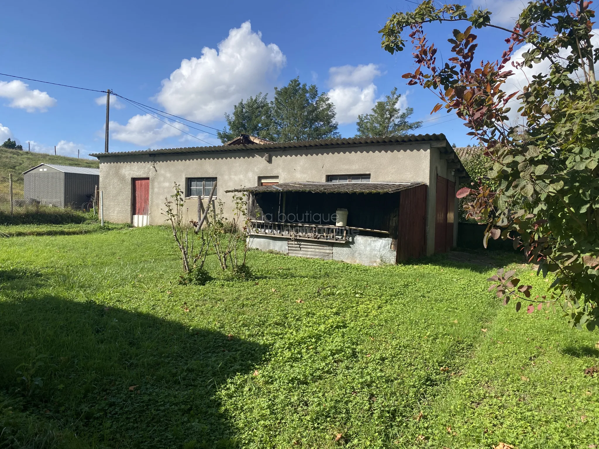 Maison à rénover au bord du canal à Hure 