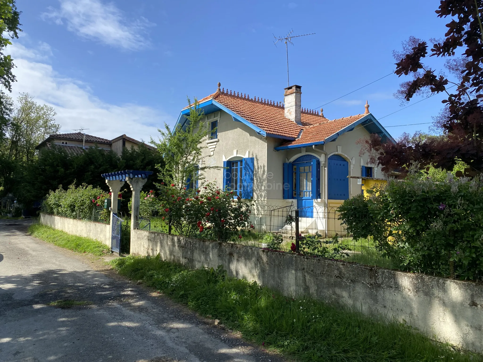 Maison à rénover au bord du canal à Hure 