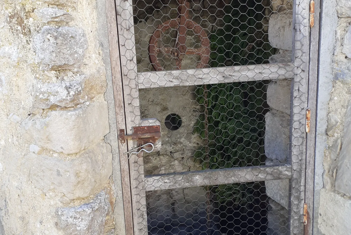 À vendre : Maison ancienne à rénover à Loulay 